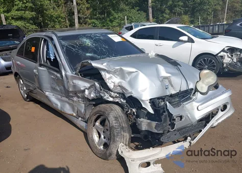 2002 Mercedes-Benz C 240 из США, поврежденный, VIN WDBRF61J22F261189